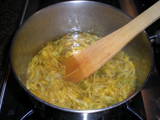 Blossom Infusion. This honeysuckle jelly made with the blossoms of honeysuckle tastes just like the blossoms I remember as a child - absolutely delicious! #TexasHomesteader