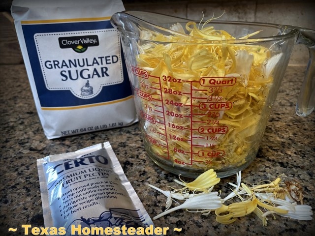 Honeysuckle jelly is easy to make using honeysuckle blossoms, granulated sugar and liquid pectin. #TexasHomesteader