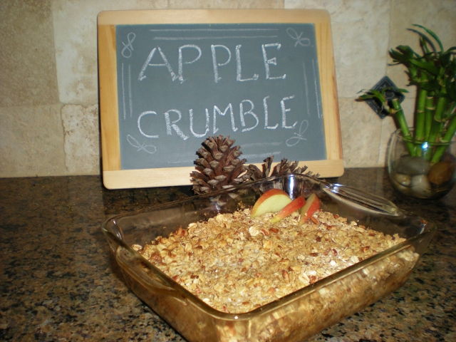 If you have canned apples in simple syrup, here's a delicious apple crumble dessert recipe that comes together quickly. #TexasHomesteader