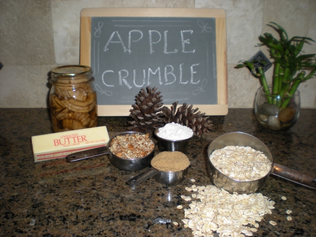 If you have canned apples in simple syrup, here's a delicious apple crumble dessert recipe that comes together quickly. #TexasHomesteader