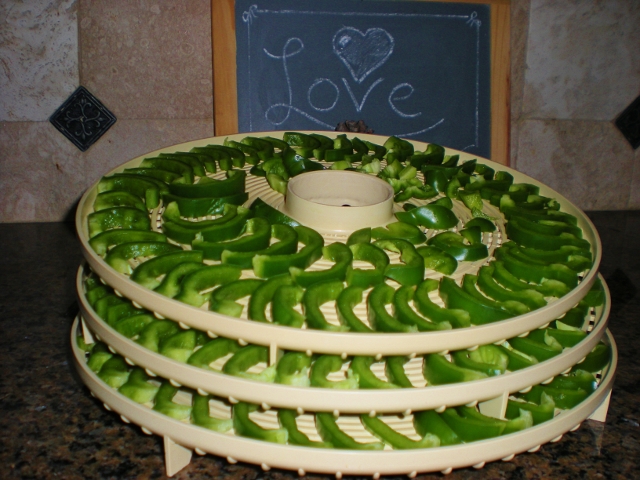 DEHYDRATING BELL PEPPERS - After running into a great deal on bell peppers I decided to dehydrate them for future use. It was easy! #TexasHomesteader