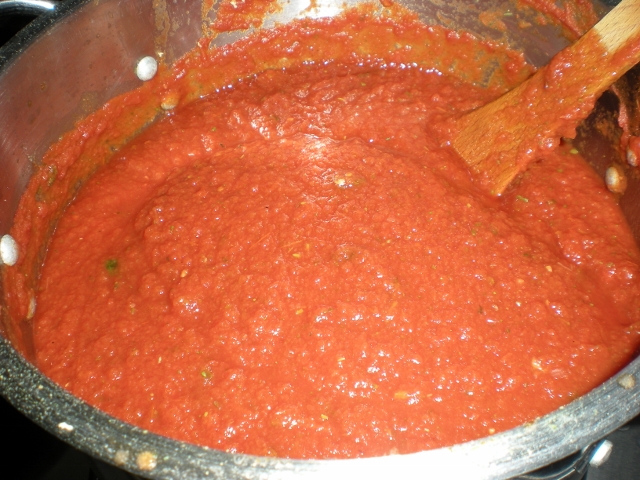 Now that I had made all this tomato sauce from my fresh tomatoes, I decided to make & can my own pasta sauce! Check out how easy it is! #TexasHomesteader