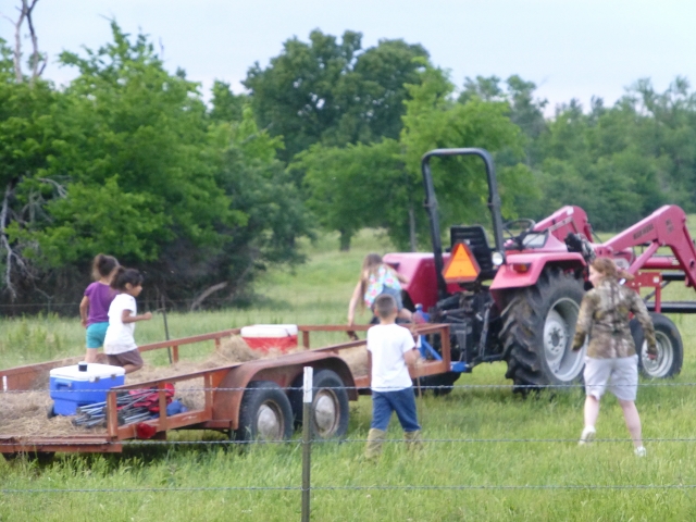 Throwing a low-waste party - hayride for the kids #TexasHomesteader