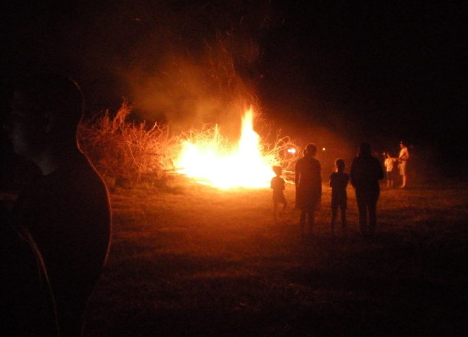 Bonfire at family gathering #TexasHomesteader