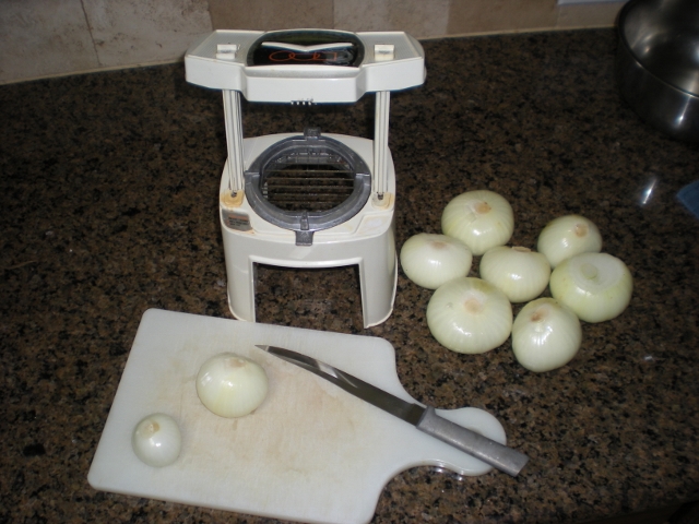 Preserving The Harvest: Dehydrating ONIONS. Don't distress over that glut of onion harvest, preserve it for cooking! See what I did. #TexasHomesteader