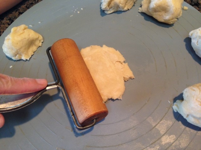 Pastry Mat makes rolling out pie crust dough easy. #TexasHomesteader