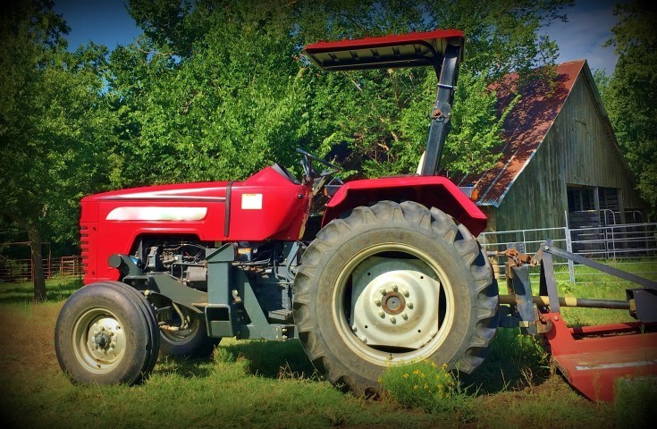 Red tractor old barn. It's a wondrous world in the country, especially when viewed through a city-girl's eyes. Come see & experience with me #TexasHomesteader