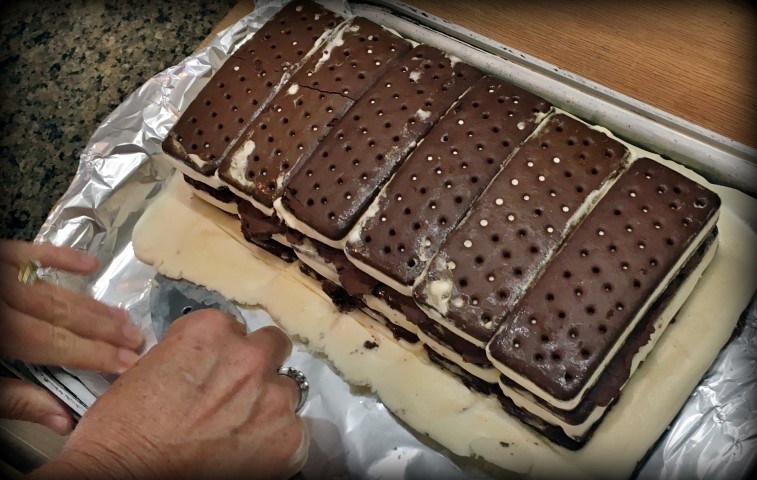 I make a quick Ice Cream Cake using Ice Cream Sandwiches for a deliciously cold sweet summertime treat. C'mon I'll show you how! #TexasHomesteader
