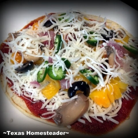 Veggie tortilla pizza. Little time for a homemade pizza & no money to order out? Check out this delicious option - A quick tortilla pizza. #TexasHomesteader