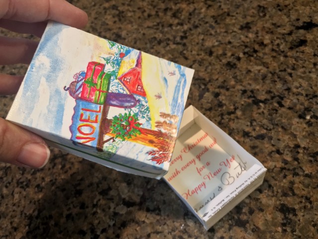 After the holidays what do you do with those beautiful Christmas cards? Save them! You can repurpose greeting cards to cute gift boxes! #TexasHomesteader