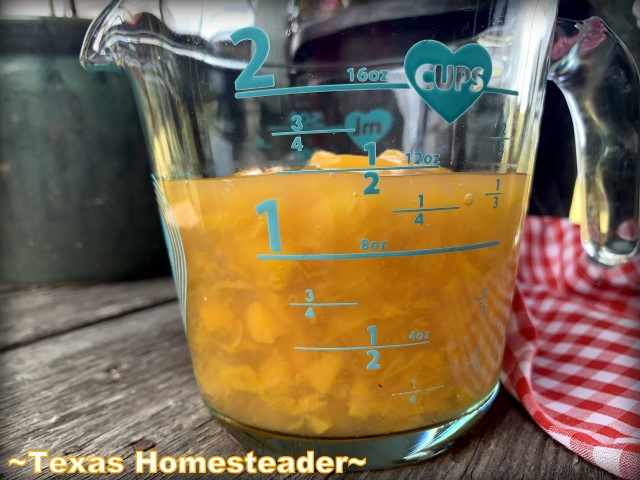 Did you know you could make peach pie filling easily from a simple can of peaches? Yep - it's easy & CHEAP. #TexasHomesteader