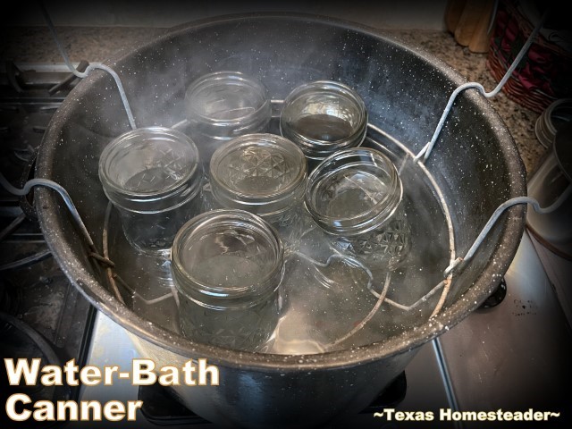 Home canning water bath canner with glass mason jars and hot boiling water. #TexasHomesteader